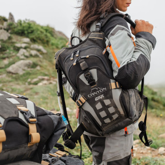 Givi Canyon Black 12L