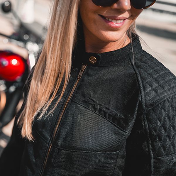 Ixon Ozcan Lady Black