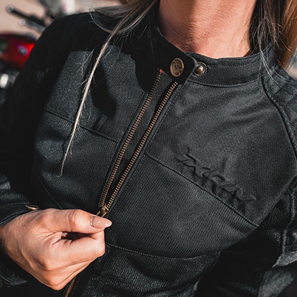 Ixon Ozcan Lady Black