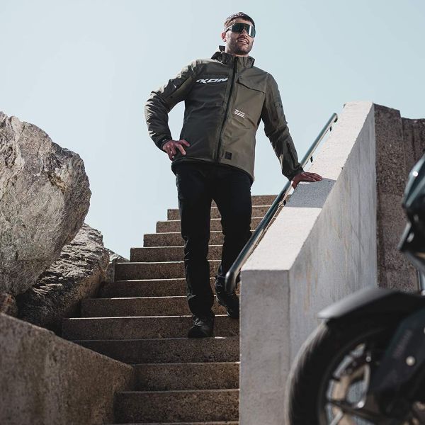 Ixon Square Black Red