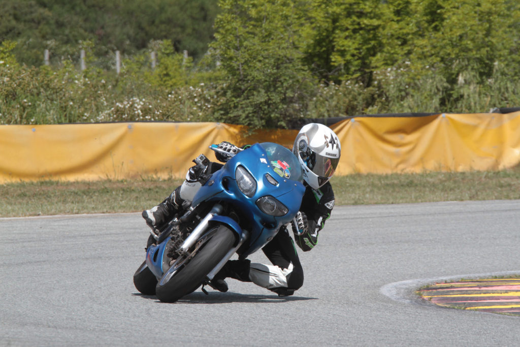 Tuto : Six étapes clés pour poser le genou à moto dans les virages !