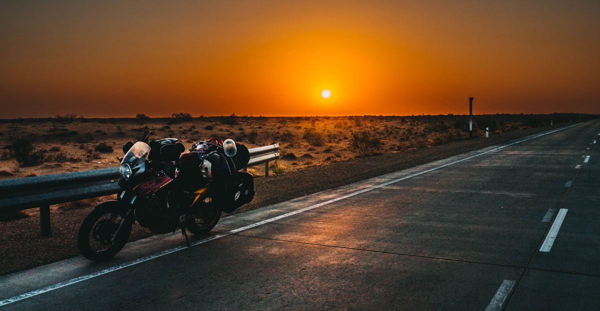 enzo moto uzbekistan désert après panne