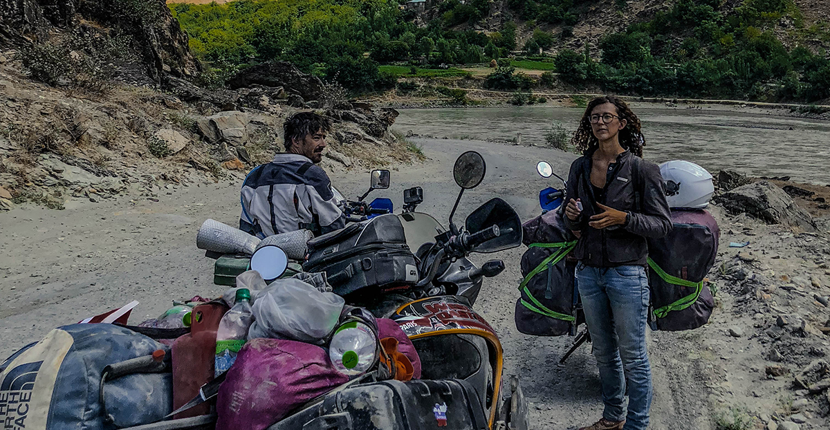 pause sur la route sur le fond les montagne tadjik à 30 km les première position des taliban