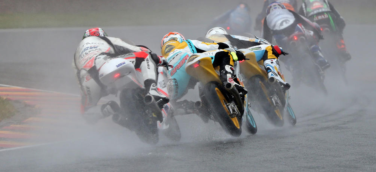 plusieurs pistard pluie