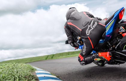 bien choisir ses chaussures moto piste