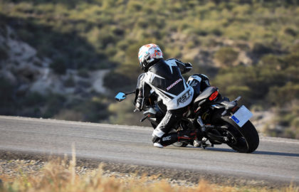 POURQUOI LES PILOTES MOTO SORTENT ILS LE GENOU