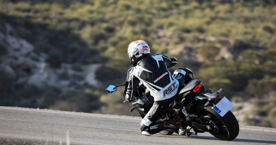 POURQUOI LES PILOTES MOTO SORTENT ILS LE GENOU