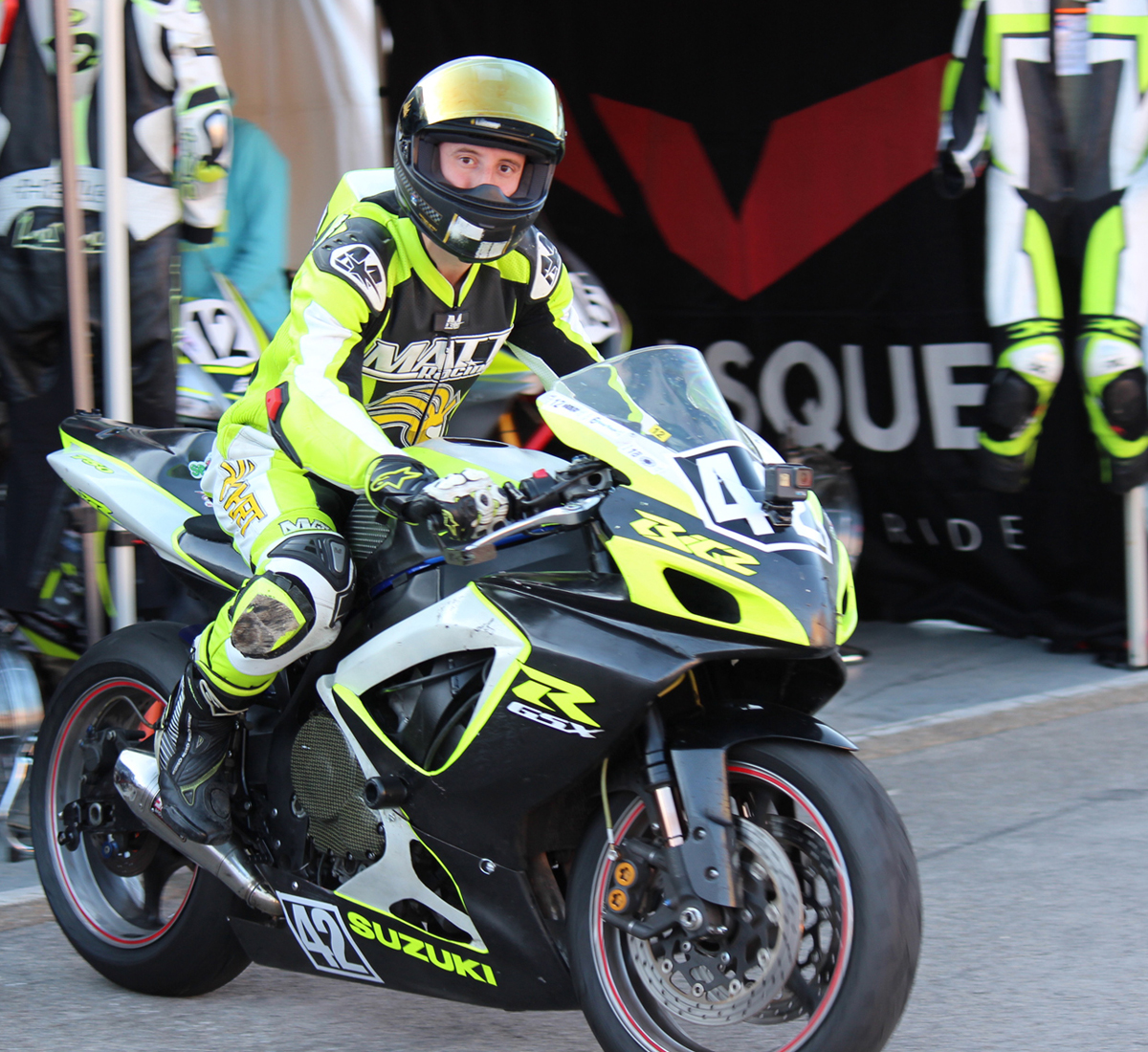ambassadeur icasque bastien sur sa moto piste