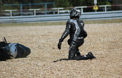chute sur circuit en moto