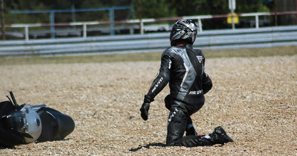 chute-sur-circuit-en-moto