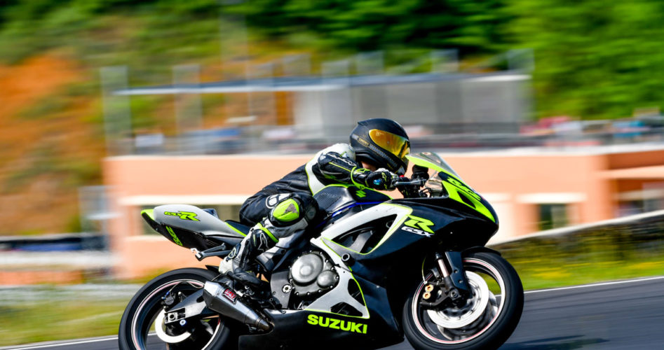 moto sur piste bastien