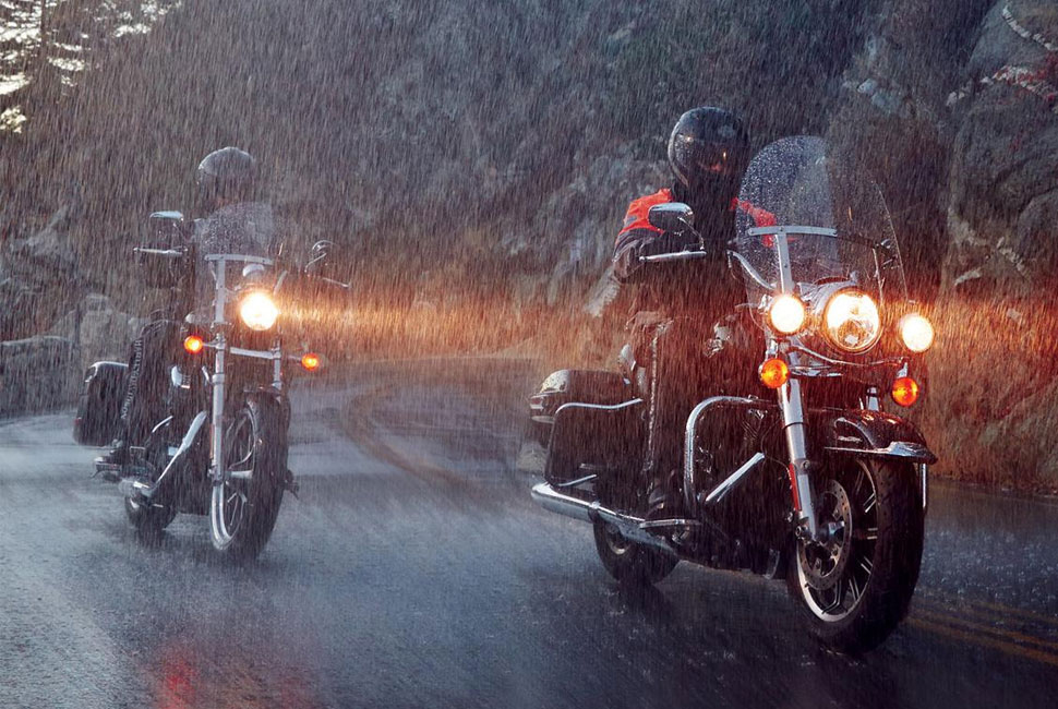 motos sous pluie