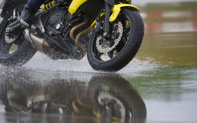 pneus pluie sur route