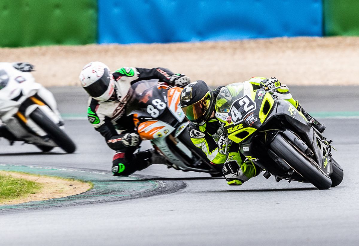 superbre virage sur circuit moto