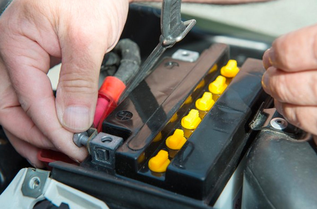 Comment Changer Une Batterie VÉRIFIER ET CHANGER SA BATTERIE MOTO - Live Love Ride - Le blog iCasque