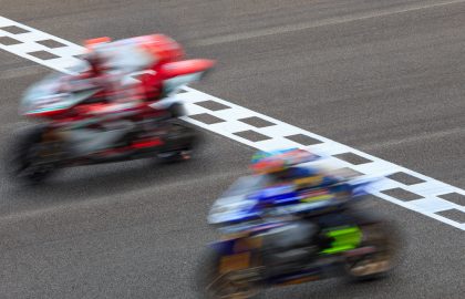 cover depassement sur circuit moto