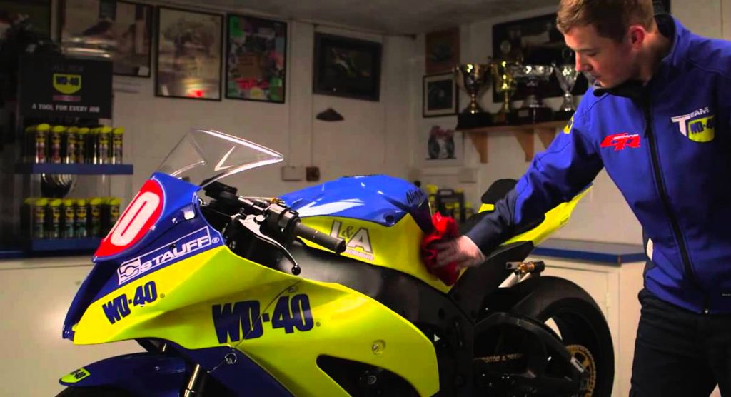 nettoyage microfibre sur sa moto