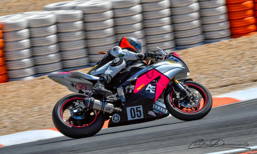 charlotte sur piste moto
