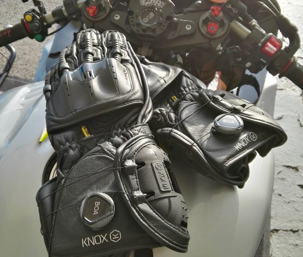 gants moto knox handroid mkiv sur la moto