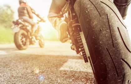 Comment vérifier l’état de ses pneus moto