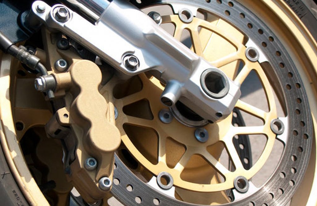 zoom sur les freins de la moto