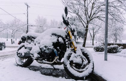 moto sous la neige
