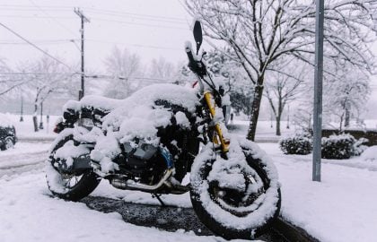 moto-sous-la-neige
