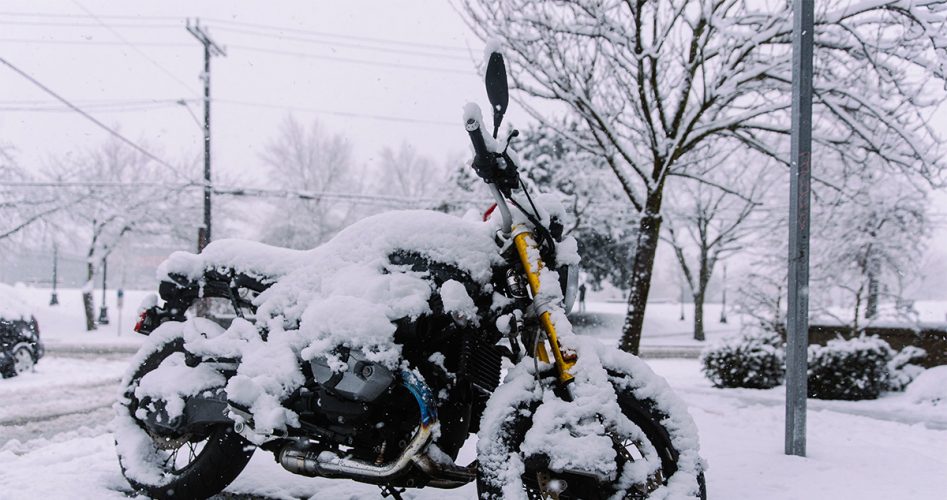moto sous la neige