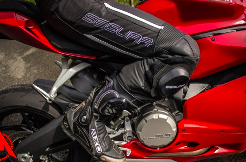pantalon cuir sur la moto