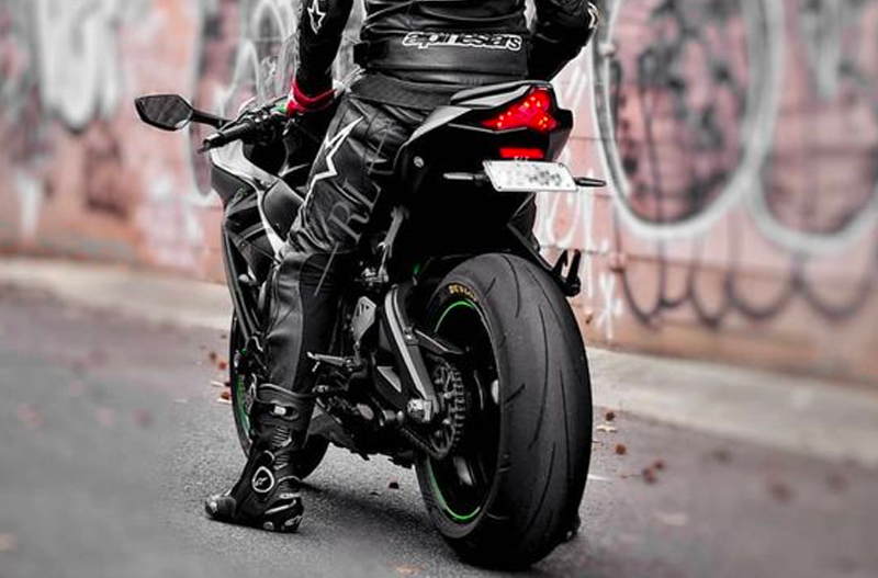 Jean ou pantalon moto, que choisir ? - Live Love Ride - Le blog iCasque