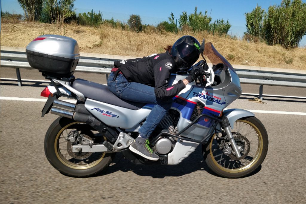 charlotte sur sa moto 2