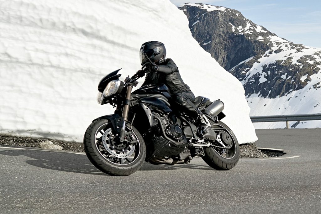comment rouler avec sa moto aevc la neige 1