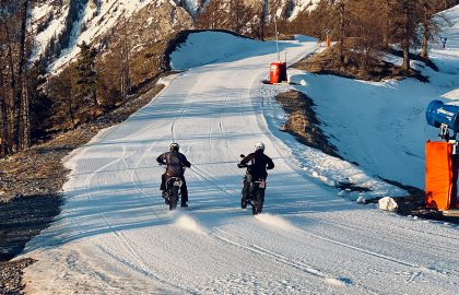 deux motos sur la neige