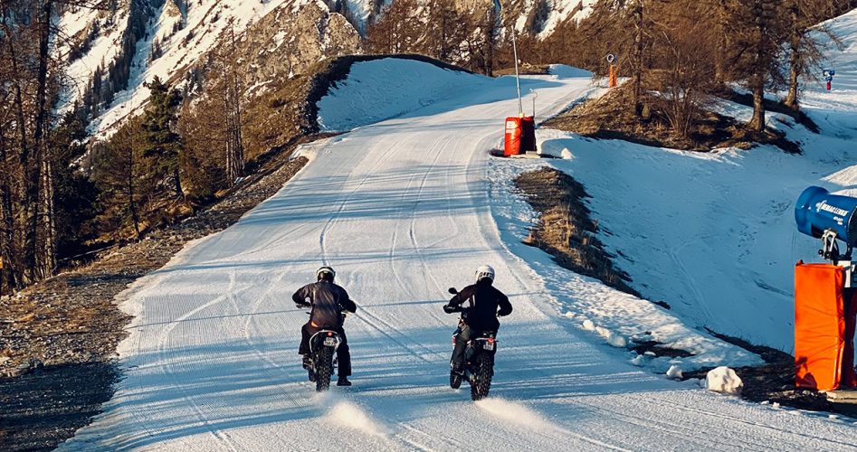 deux motos sur la neige