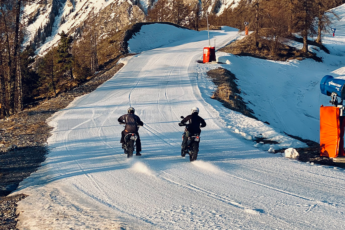 Un délire moto sur neige ! - Live Love Ride - Le blog iCasque