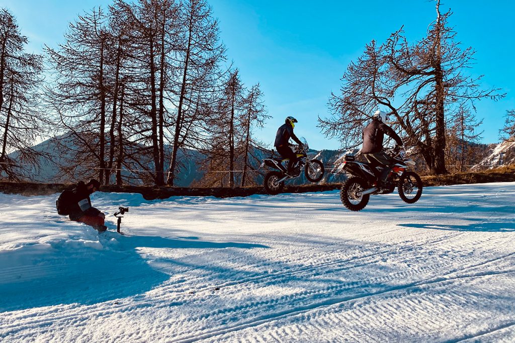 saut a moto sur la neige