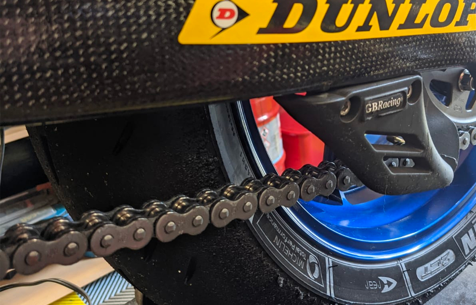 dent de requin moto piste