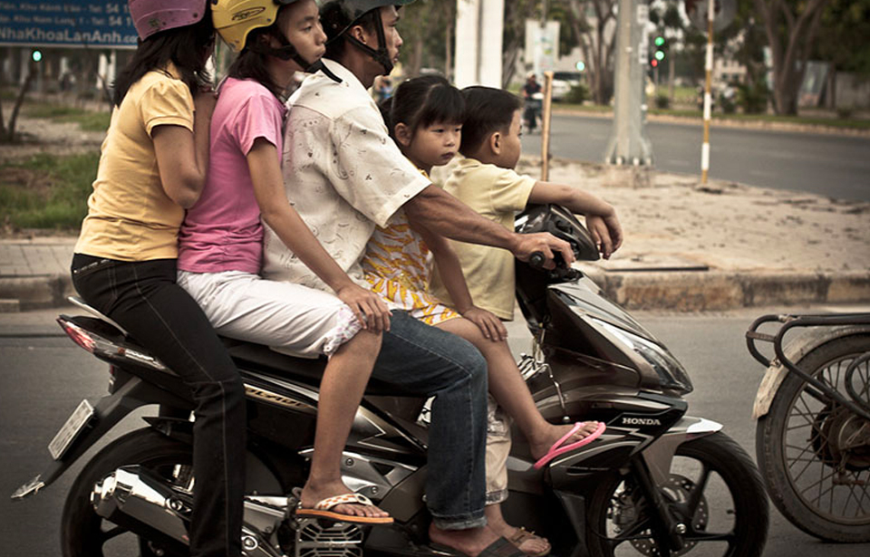 Transporter un enfant à moto, la législation et les bonnes pratiques