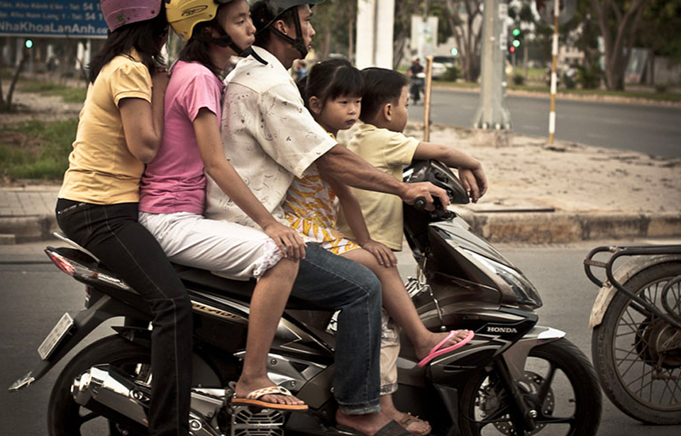 attache la moto par ses cale-pieds pour le transport -Akxion