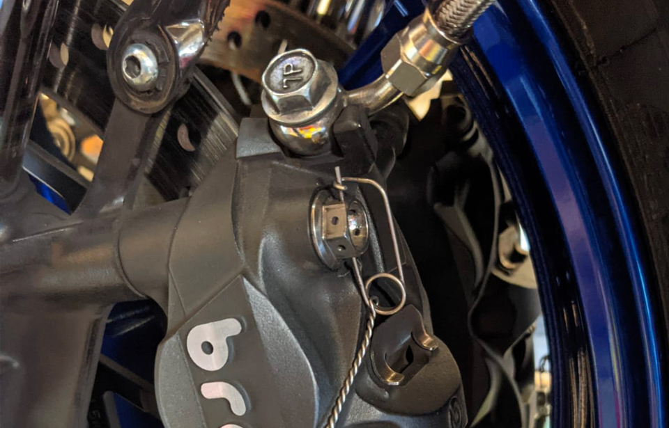 vis etrier moto