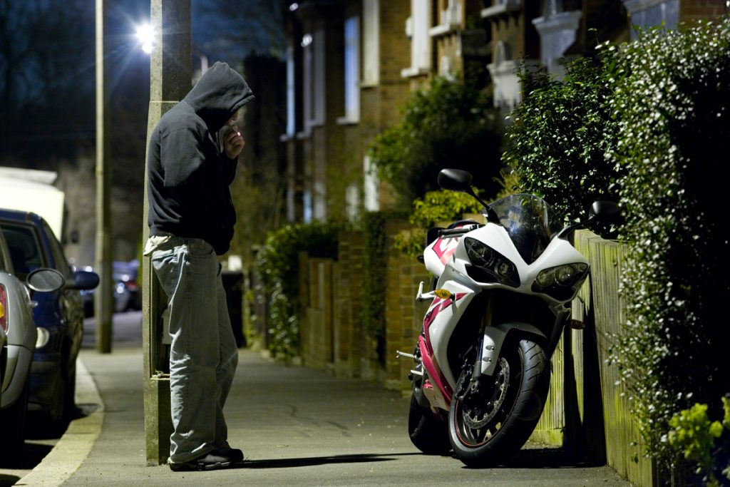 vol de moto en exterieur