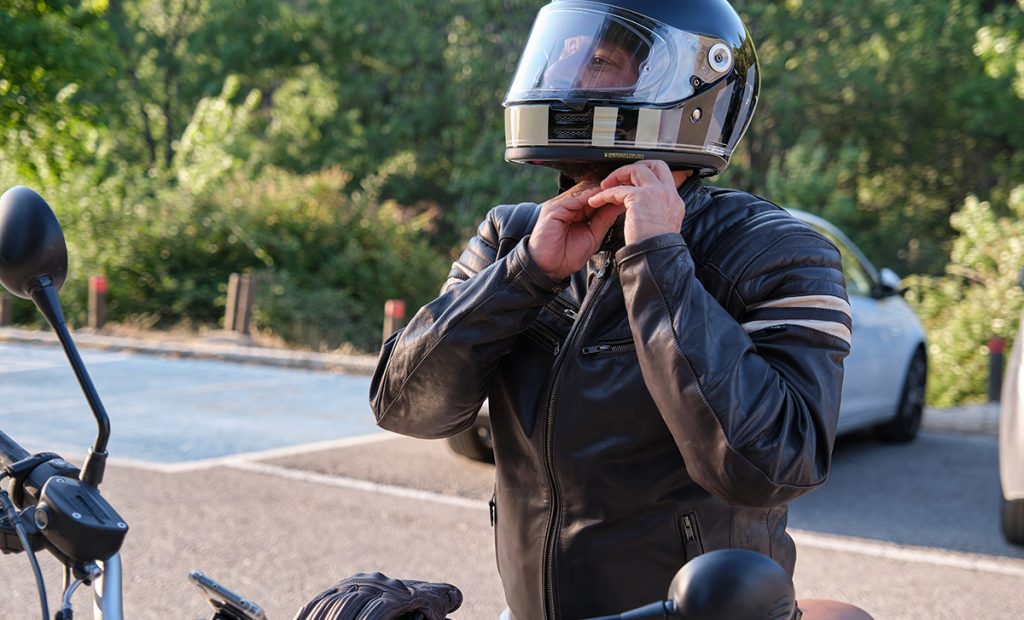 blouson moto en cuir apres une longue utilisation