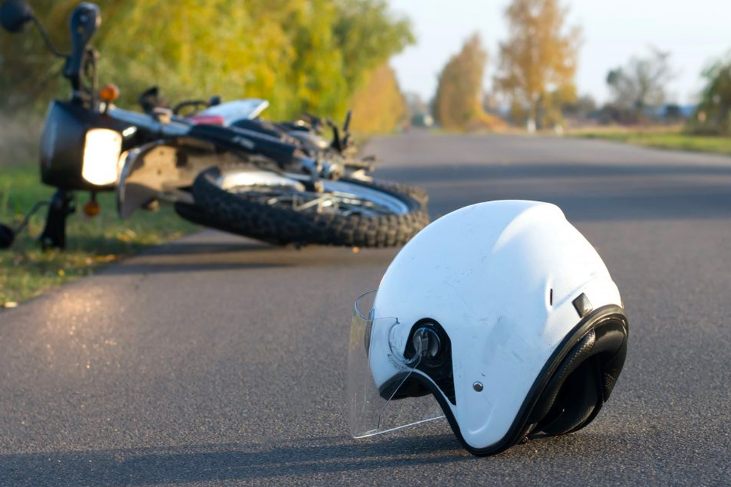 accident de moto casque par terre