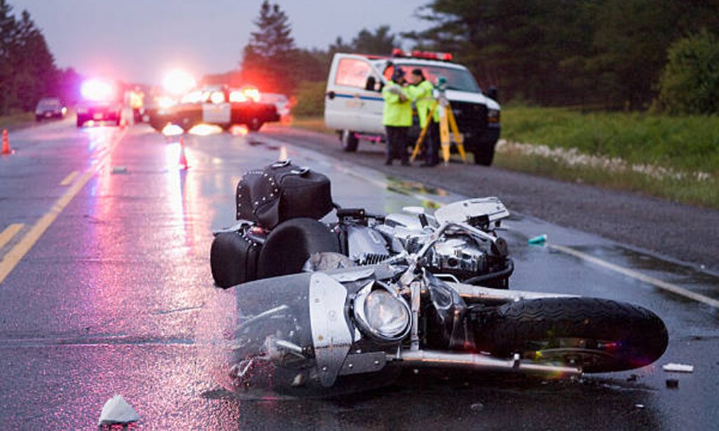 accident moto en tant de pluie