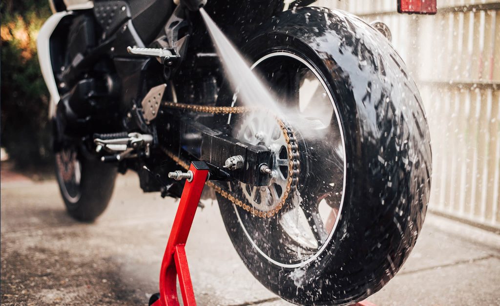 nettoyage de sa moto avant hivernage