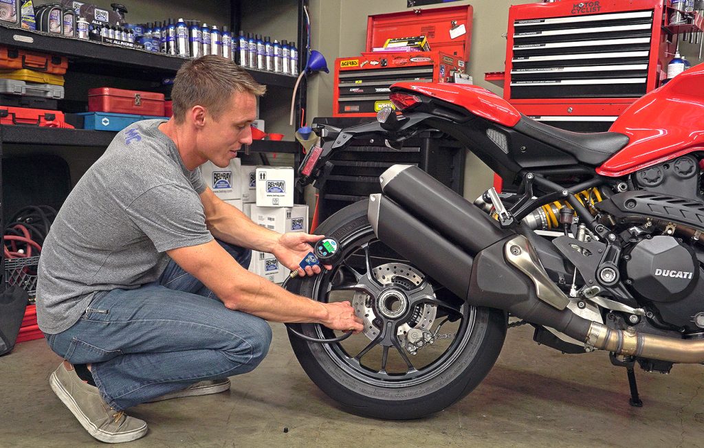 controle des pneus moto