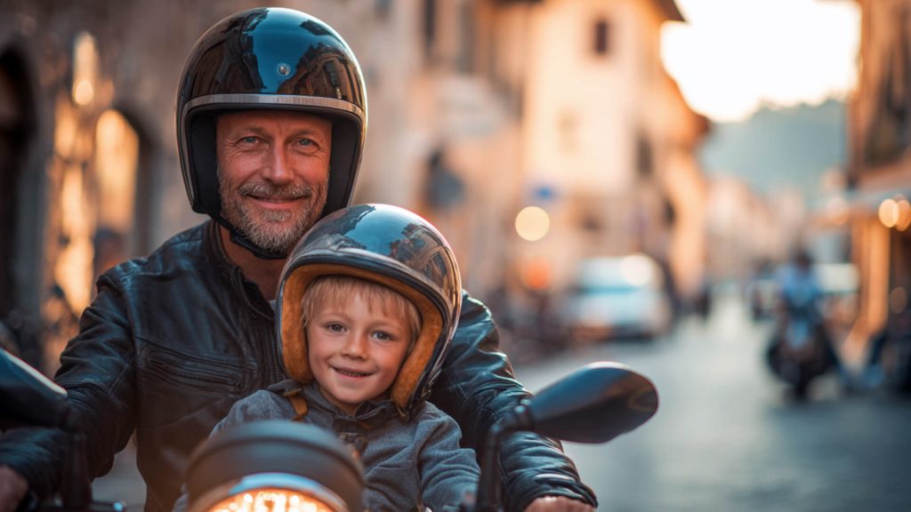 pere qui roule a moto avec son fils qui porte un casque enfant