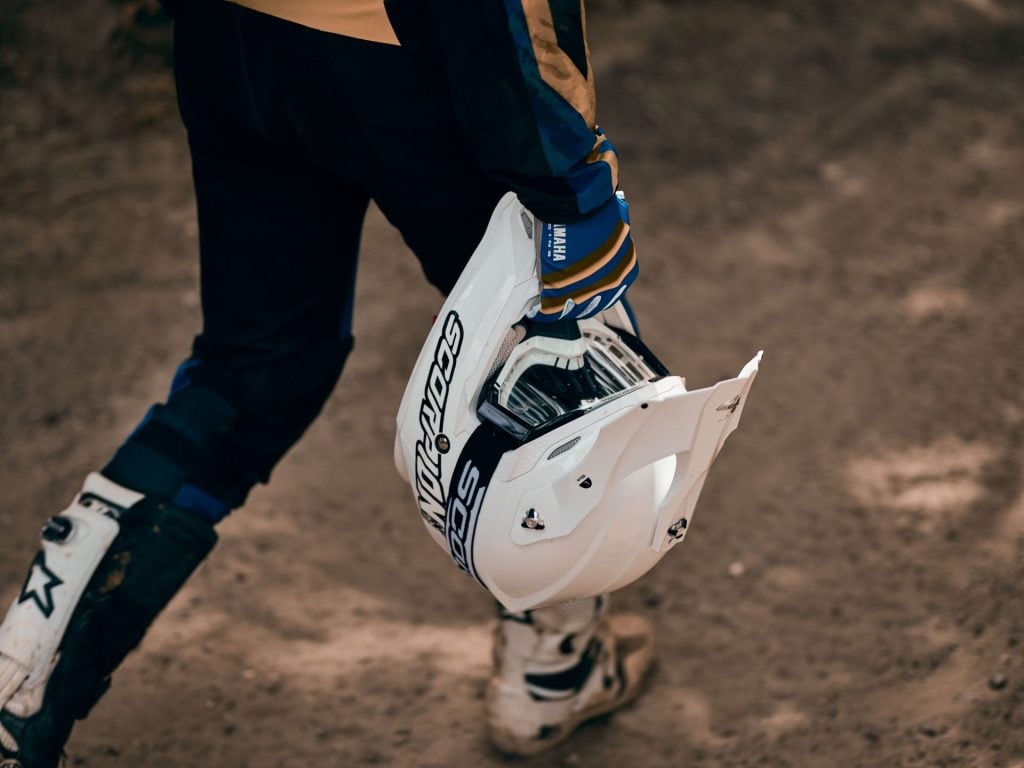 Quels matériaux permettent d’avoir un casque moto ultra léger ?